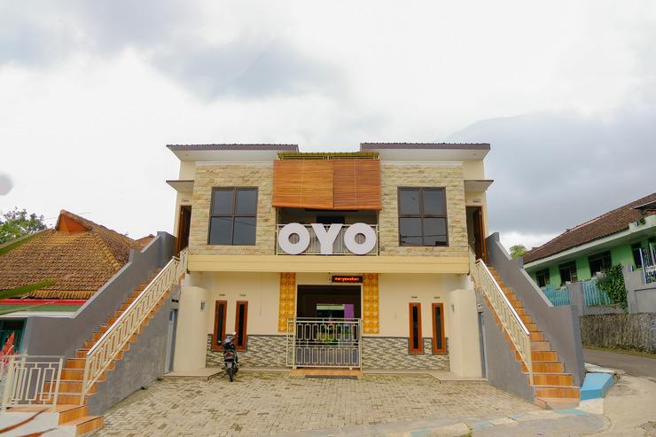  OYO 605 Queen Homestay Malang - Facade