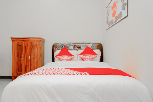 OYO 605 Queen Homestay Malang - standard bedroom
