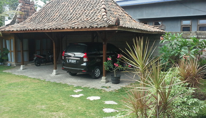  D Asti Guesthouse Yogyakarta - Parking Area