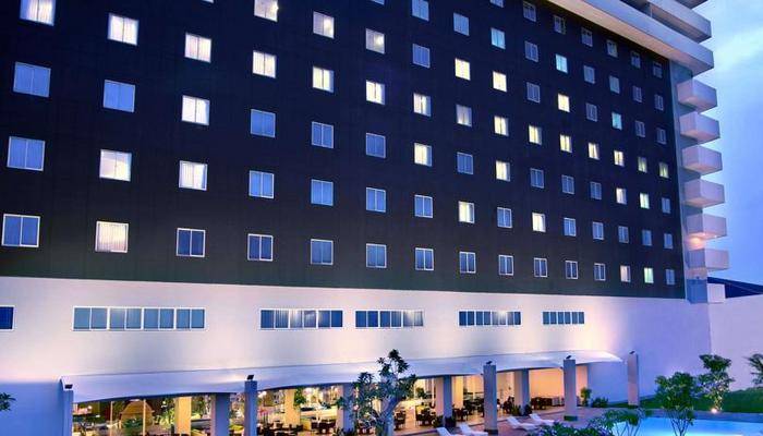  Aston Cirebon - Tampilan Luar