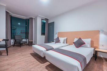 OYO Townhouse 2 Hotel Gunung Sahari Near RsHermina Kemayoran Jakarta - Deluxe Twin Room Room Only - Last Minute 
